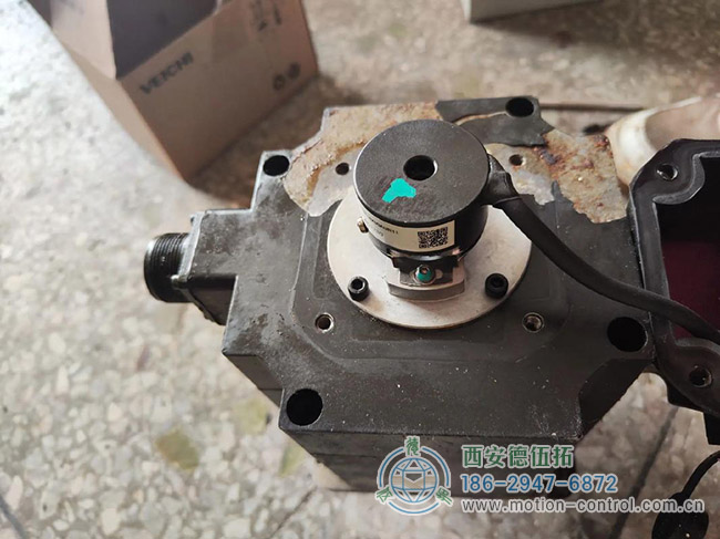 图为自带编码器的伺服电机照片