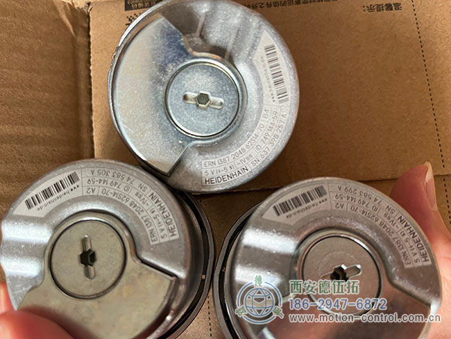 图为起重机吊钩常用的几款海德汉编码器照片