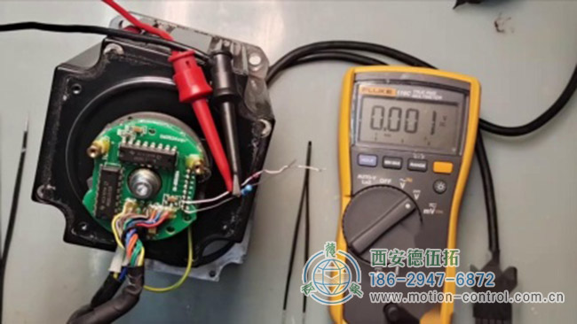 图为增量编码器在伺服电机尾部的安装测试照片