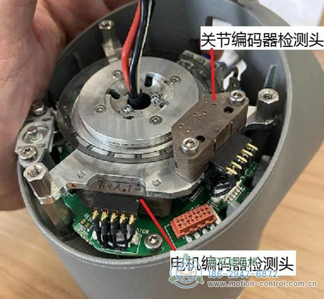 图为机器人关节处增量式编码器的位置及内部结构照片