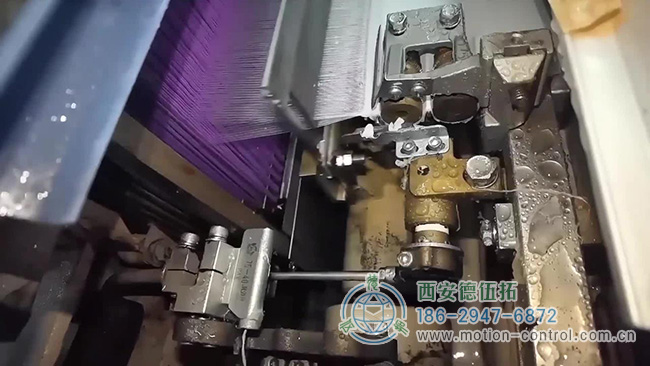 图为喷水织机工作的局部照片