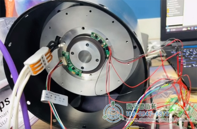 图为机器人关节处编码器数据测试照片