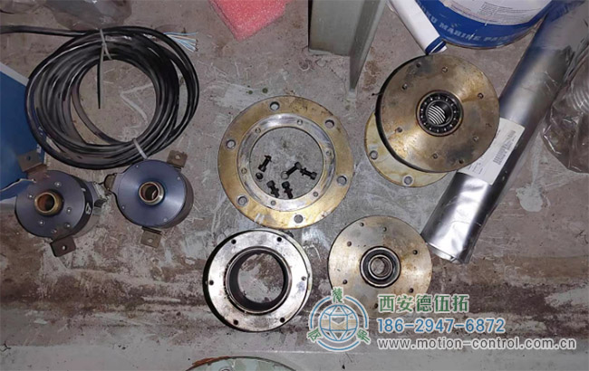 图为拆检船舶编码器的照片