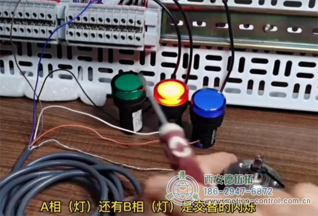 图为老师用指示灯来检测增量编码器接线的效果