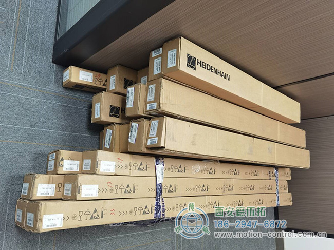 图为准备发货的HEIDENHAIN海德汉光栅尺现货照片
